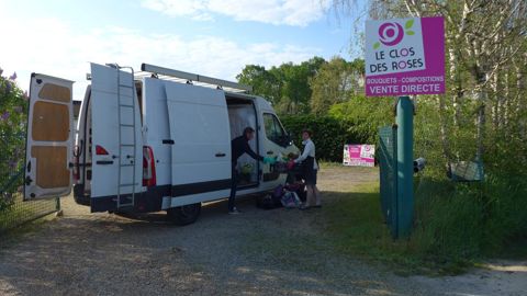 Contraints d’innover pour écouler leur production, les horticulteurs voient aussi la charge de travail s’alourdir. ©Le Clos des Roses